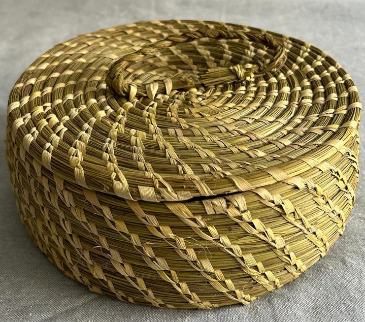 Round Basket with Lid - 8" x 3" Handmade Sabai Art Basket - 1 Piece - Image 6